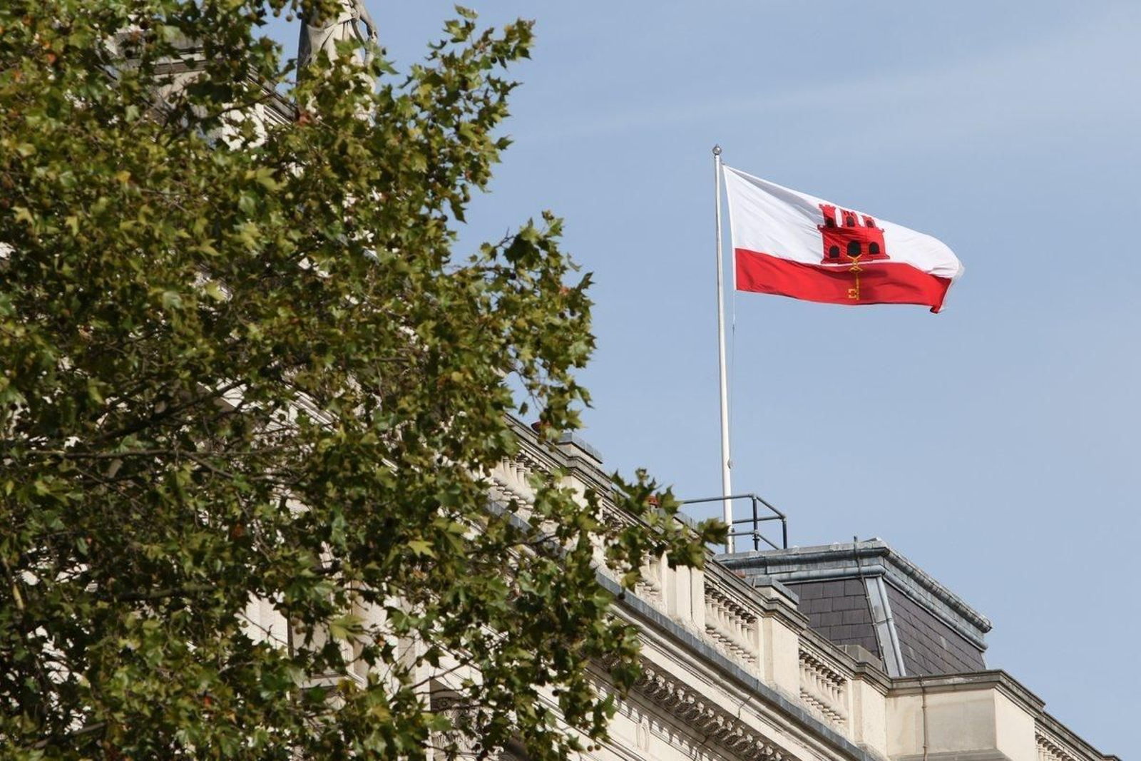 La bandera de Gibraltar ondea en el Foreign Office.