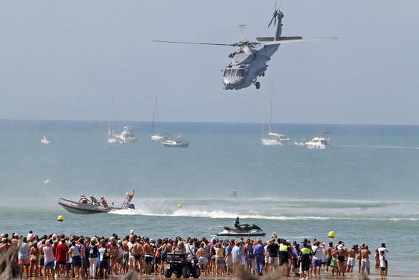 190.000 personas disfrutan del III Festival Aéreo en la playa de la Victoria. /Foto: Jesús Marín