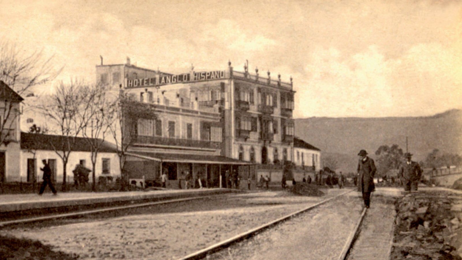 Fotografía de los Hoteles Londres y Anglo-Hispano tomada en 1902. En el primero de ellos se están llevando a cabo las obras para la instalación de la marquesina que, años más tarde, se cerraría para convertirla en comedor del establecimiento.