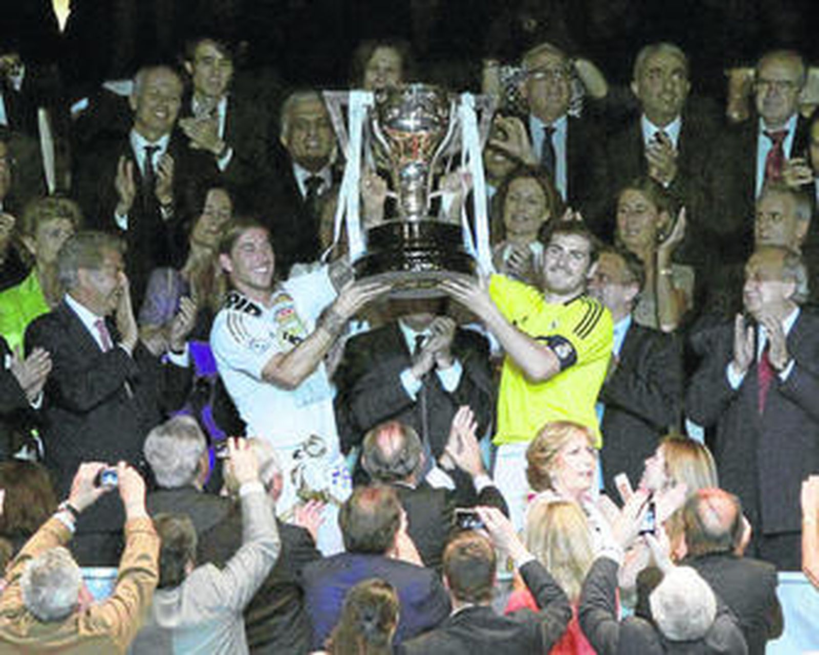 Sergio Ramos y Casillas levantan el trofeo de campeón de Liga.