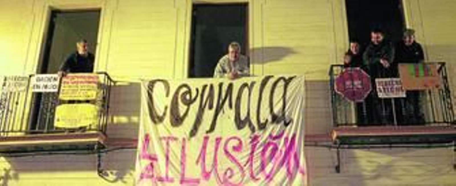 Juan Gómez García, en el centro, junto con otros inquilinos de la corrala La Ilusión.