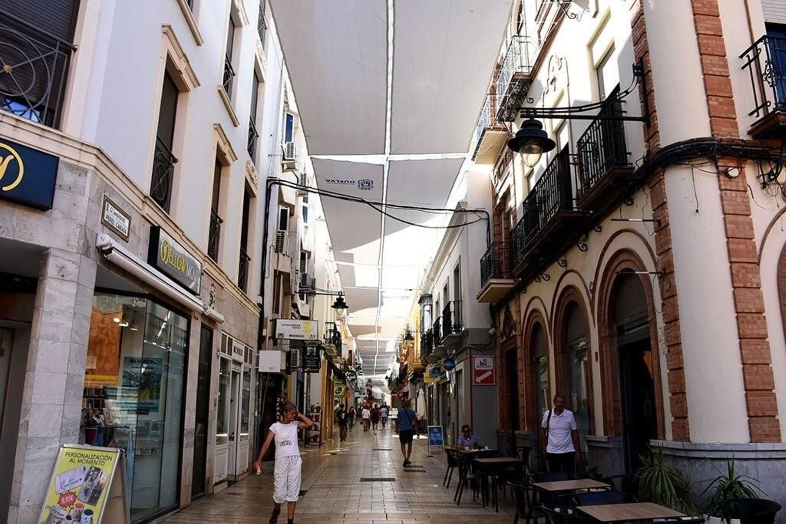 Toldos colocados en la calle Concepción del centro de Huelva.