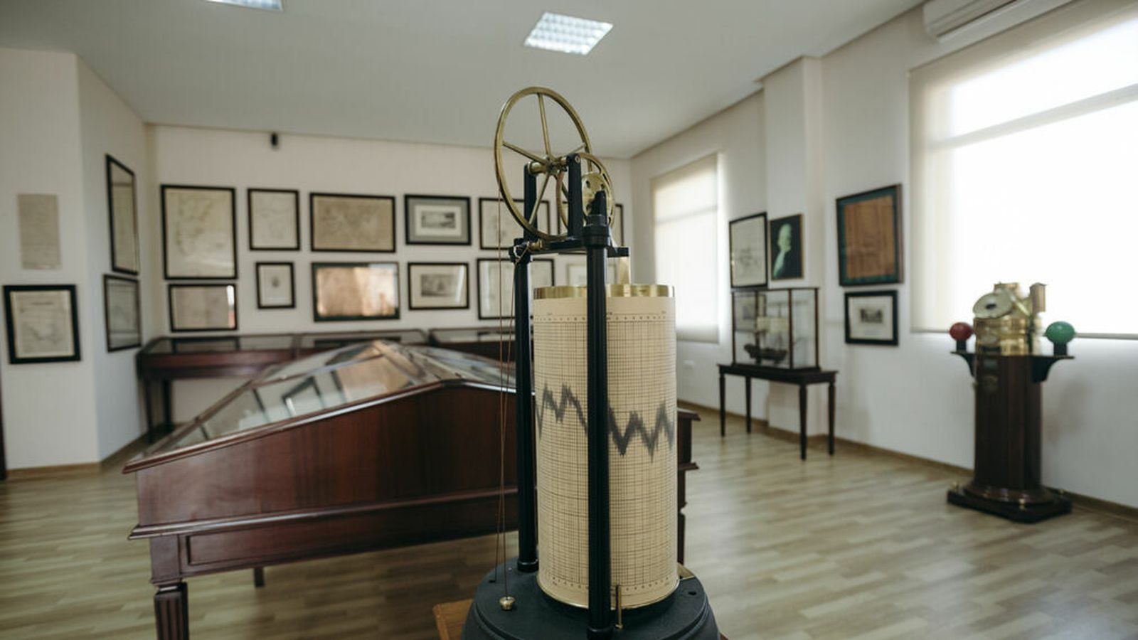 Una de las salas del archivo del Instituto Hidrográfico de la Marina.