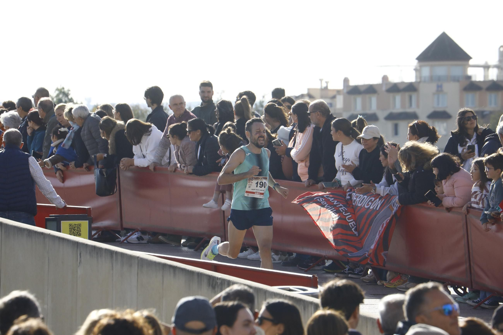 La gloria de cruzar la Puerta del Puente: las fotos de la línea de meta de la Media Maratón de Córdoba 2024