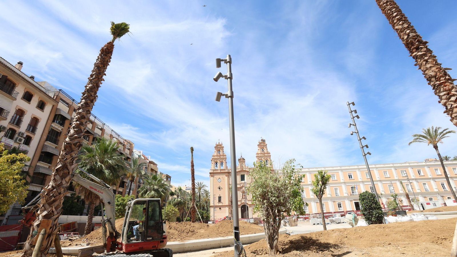 Maquinaria este jueves en la Plaza de La Merced de Huelva.