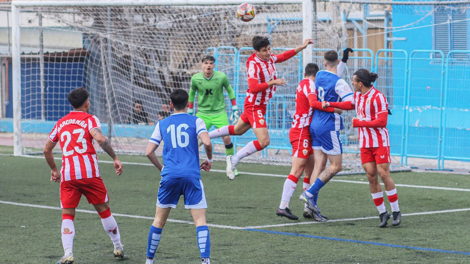Paco Sanz despeja de cabeza un balón colgado al área de los rojiblancos.