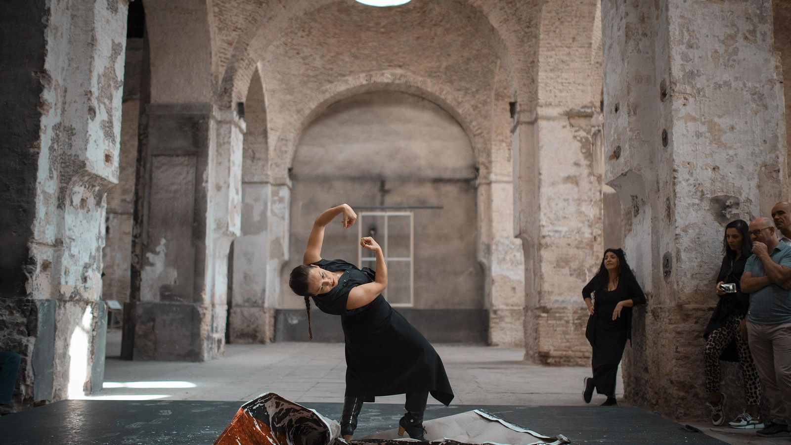 Lita Cabellut observa a Rocío Molina.