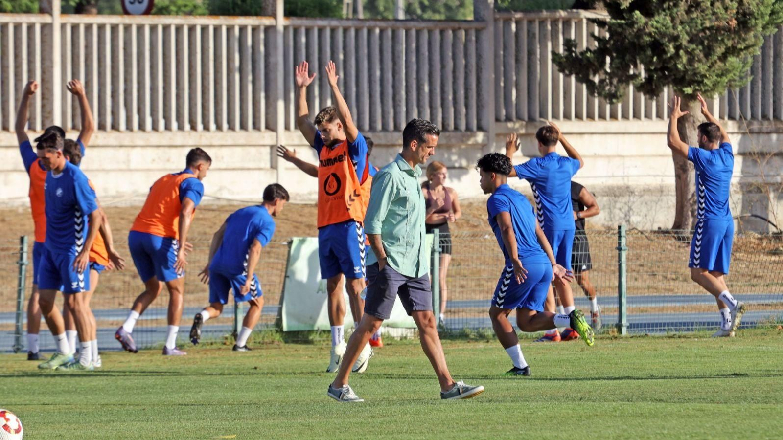 Bello sigue un entrenamiento de la primera plantilla en el Pepe Ravelo.