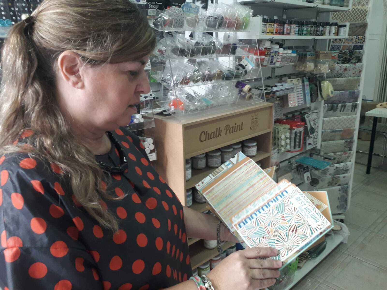Charo Marmolejo muestra en su tienda un álbum hecho con la técnica de 'scrapbooking'