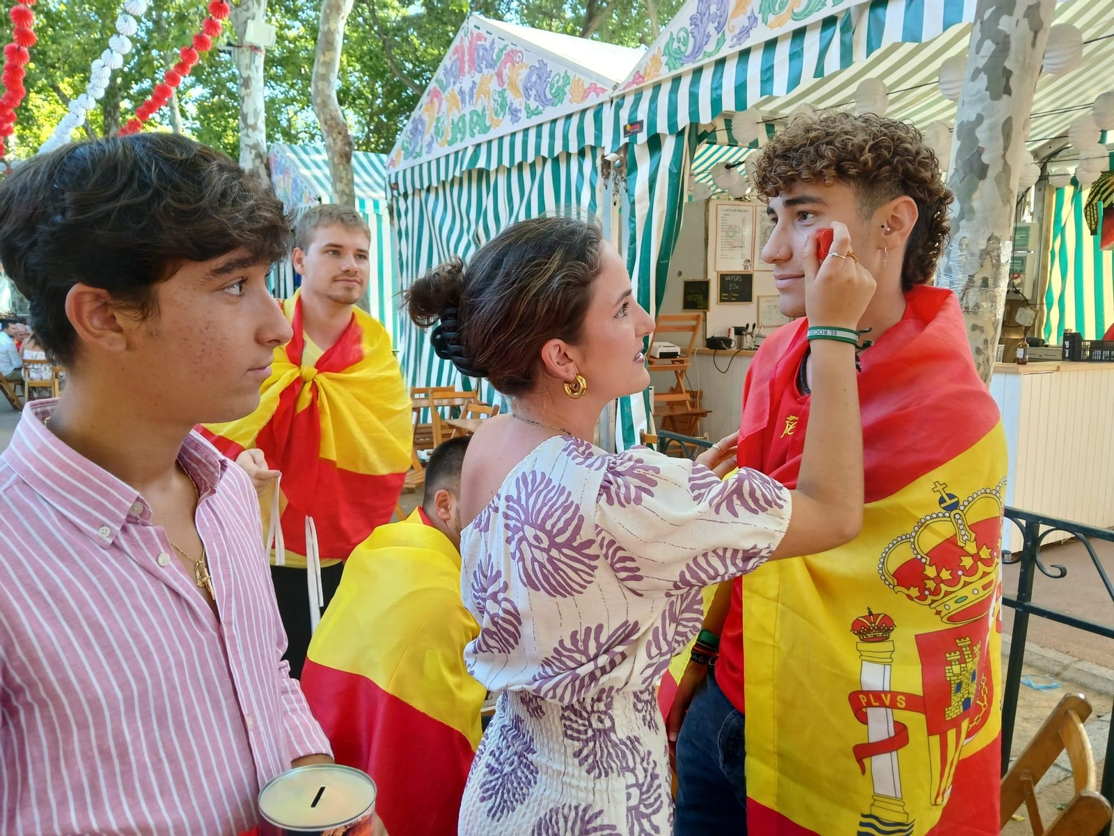 Así se ha vivido el triunfo de España desde la Feria de San Fernando: búscate en las imágenes