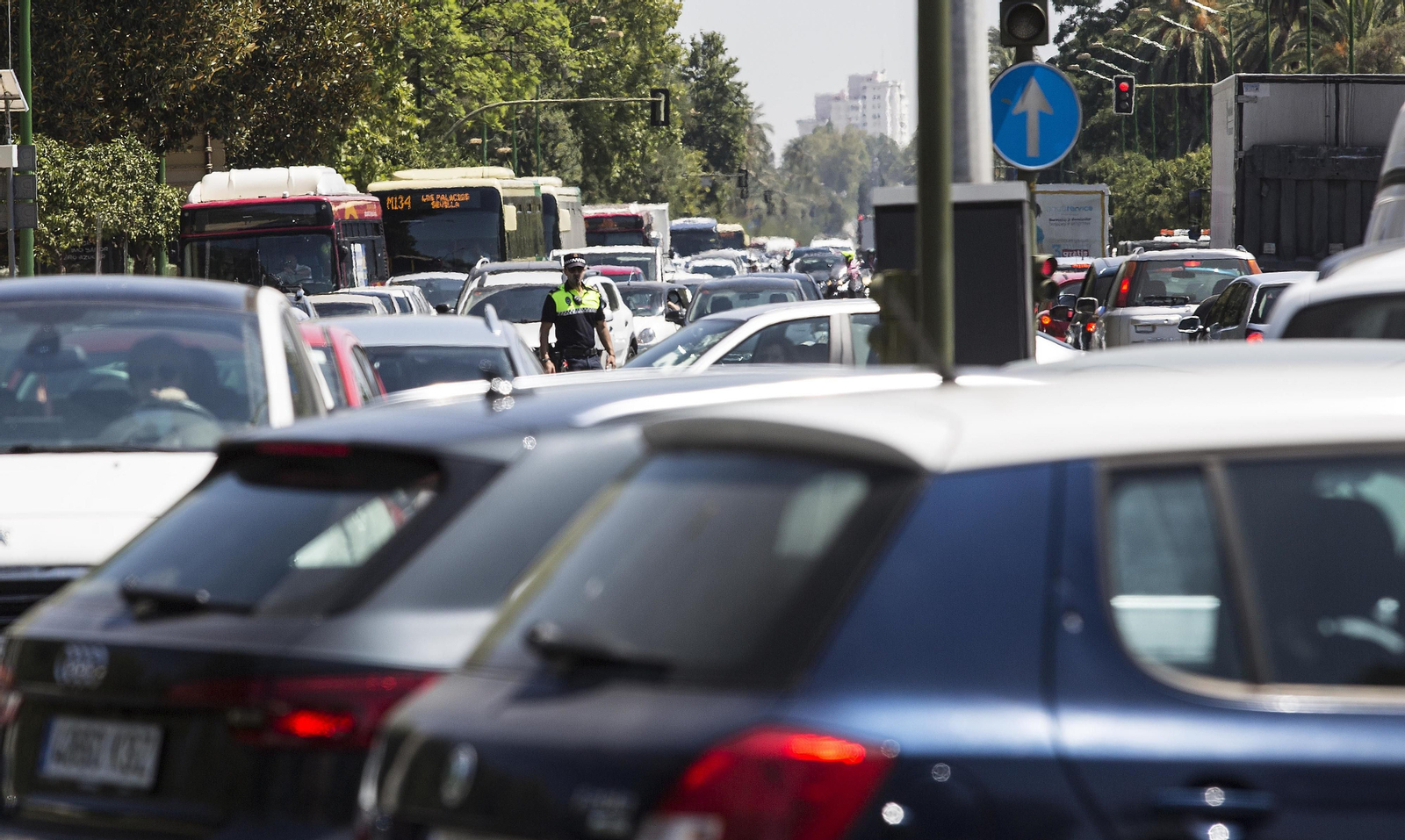 Atascos en Sevilla por el corte del Puente de las Delicias