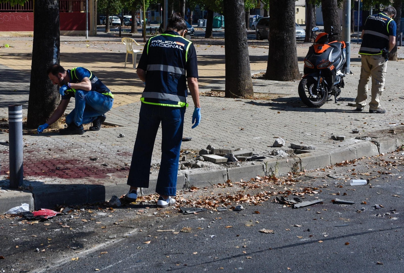 Policías nacionales inspeccionan el lugar de los hechos, en el Polígono Sur, el 3 de junio de 2024.