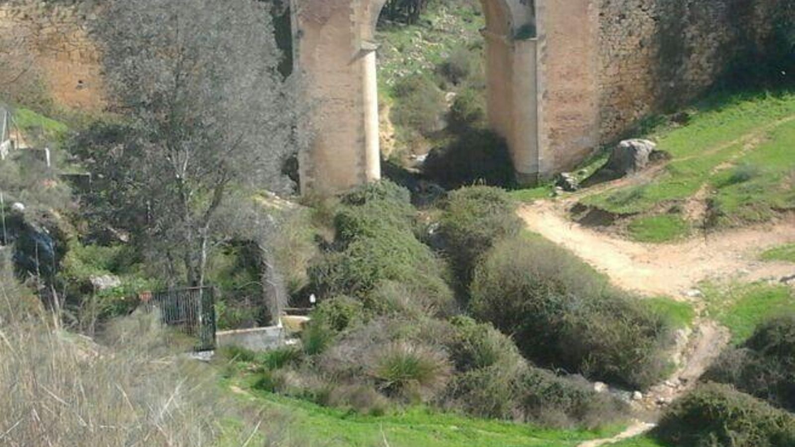 Puente de la Ventilla, ubicación donde hacer puenting. Puente de la Ventilla, ubicación donde hacer puenting.