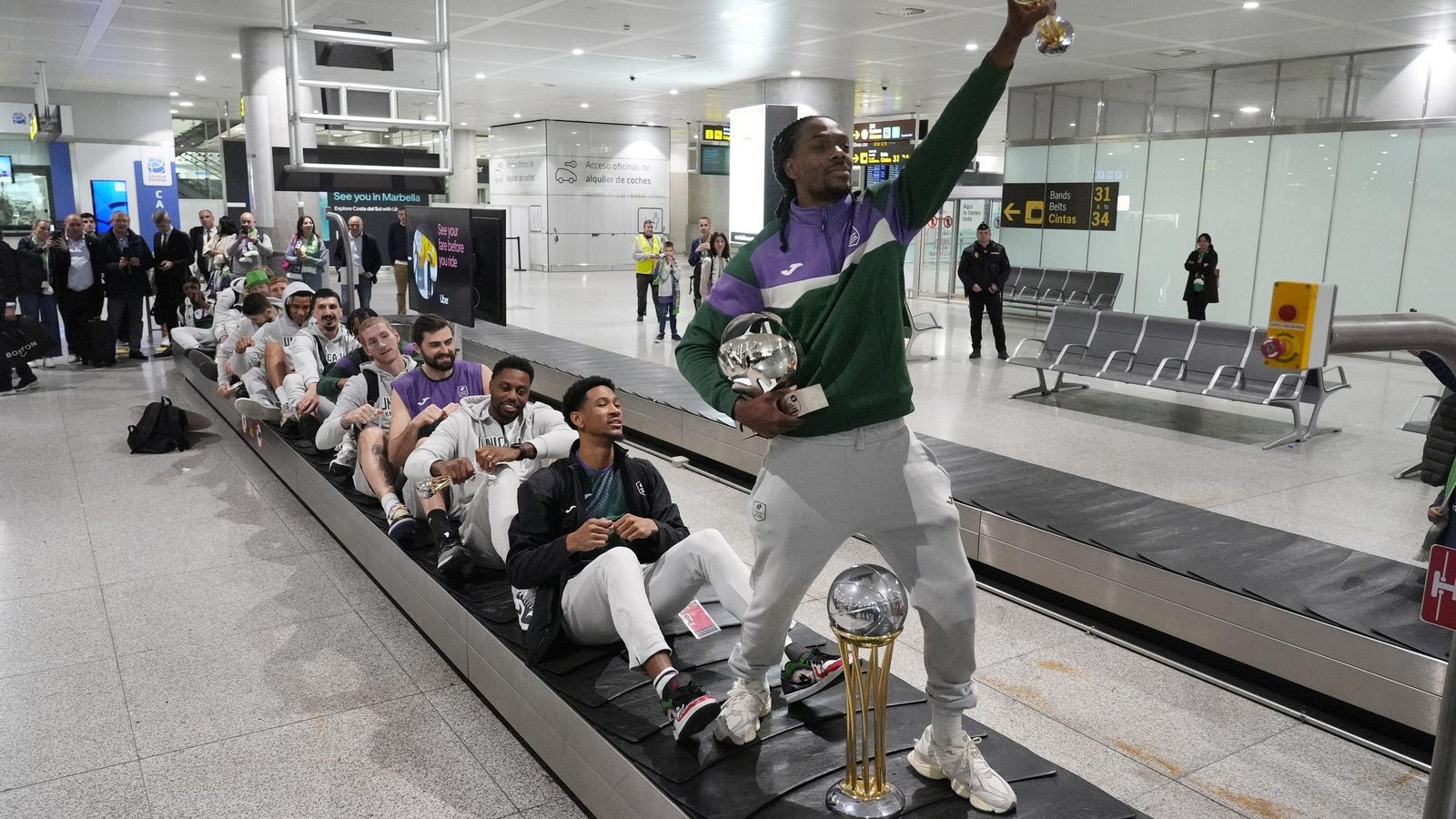 Alegría y éxtasis en la llegada del Unicaja al aeropuerto