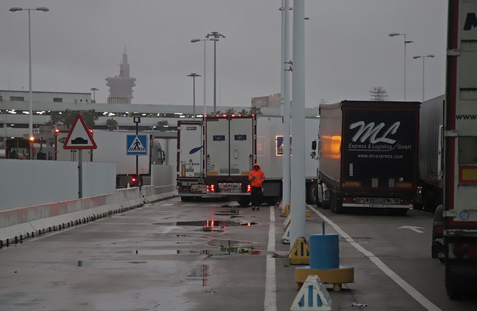 Fotos del cierre del acceso para camiones en el Puerto de Algeciras
