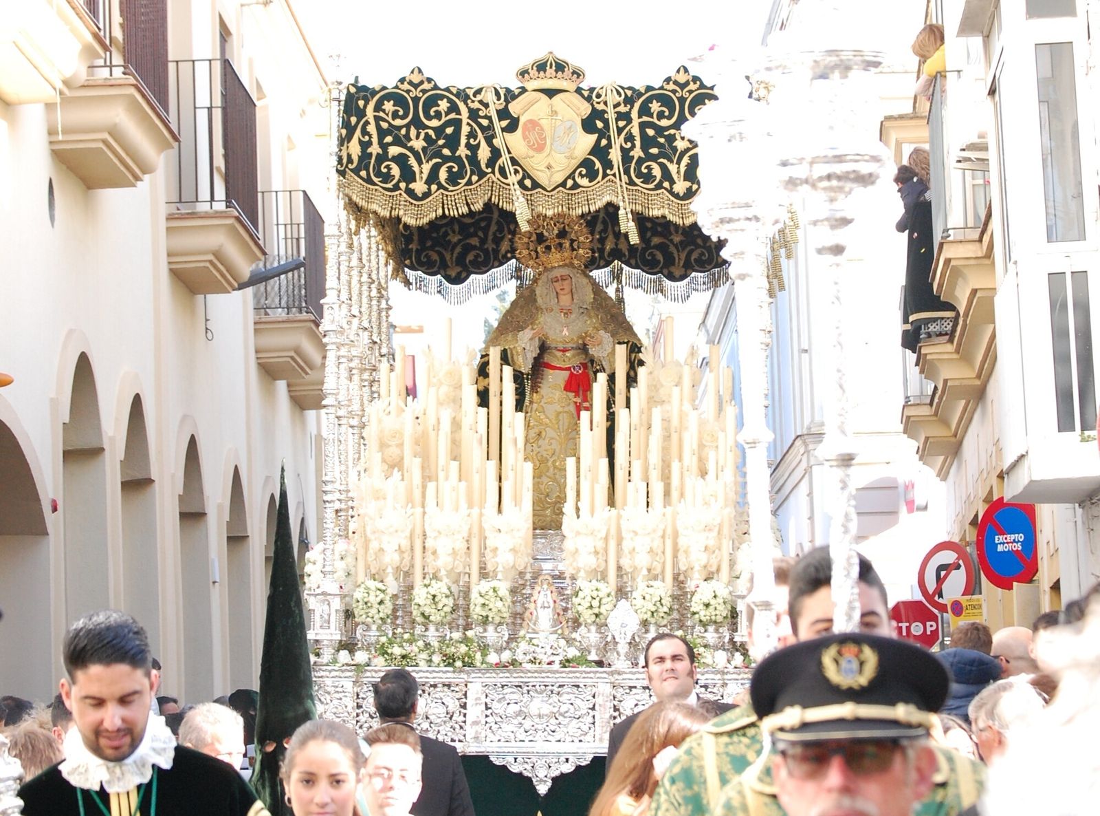 El paso de María Santísima de la Esperanza Coronada, en un momento de la procesión de ayer.