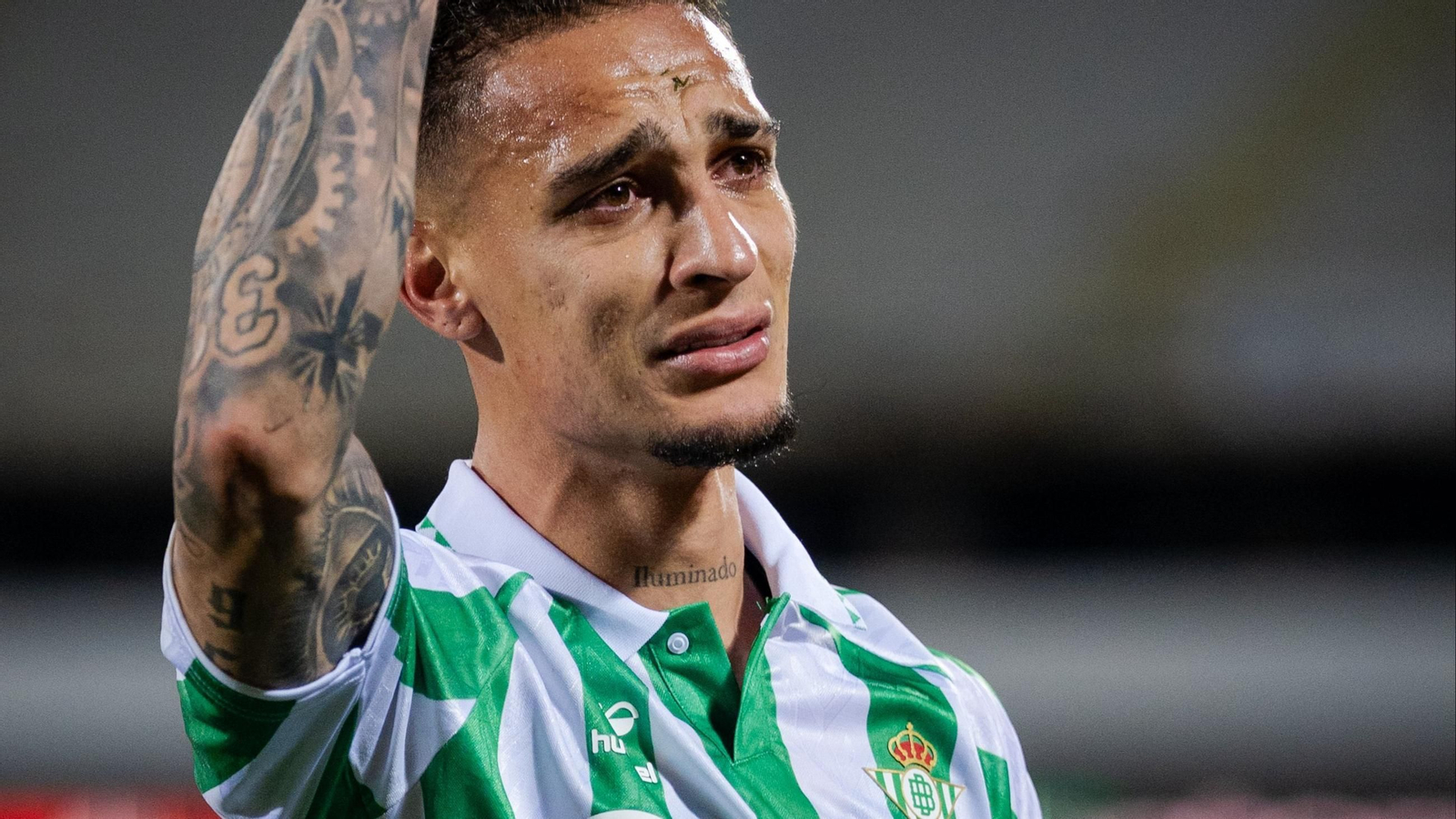 Antony emocionado después de conseguir el pase a la final con el Betis