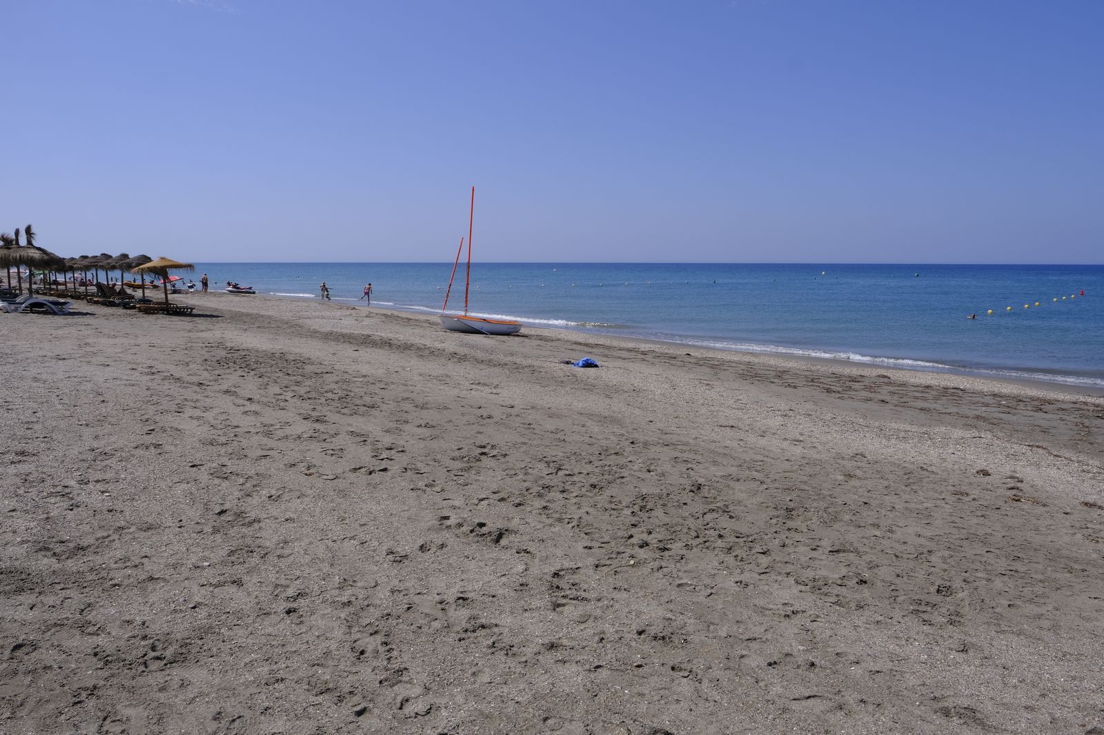 Canal náutico a los pies de las hamacas cuando debiera situarse más hacia las salinas de Cabo de Gata