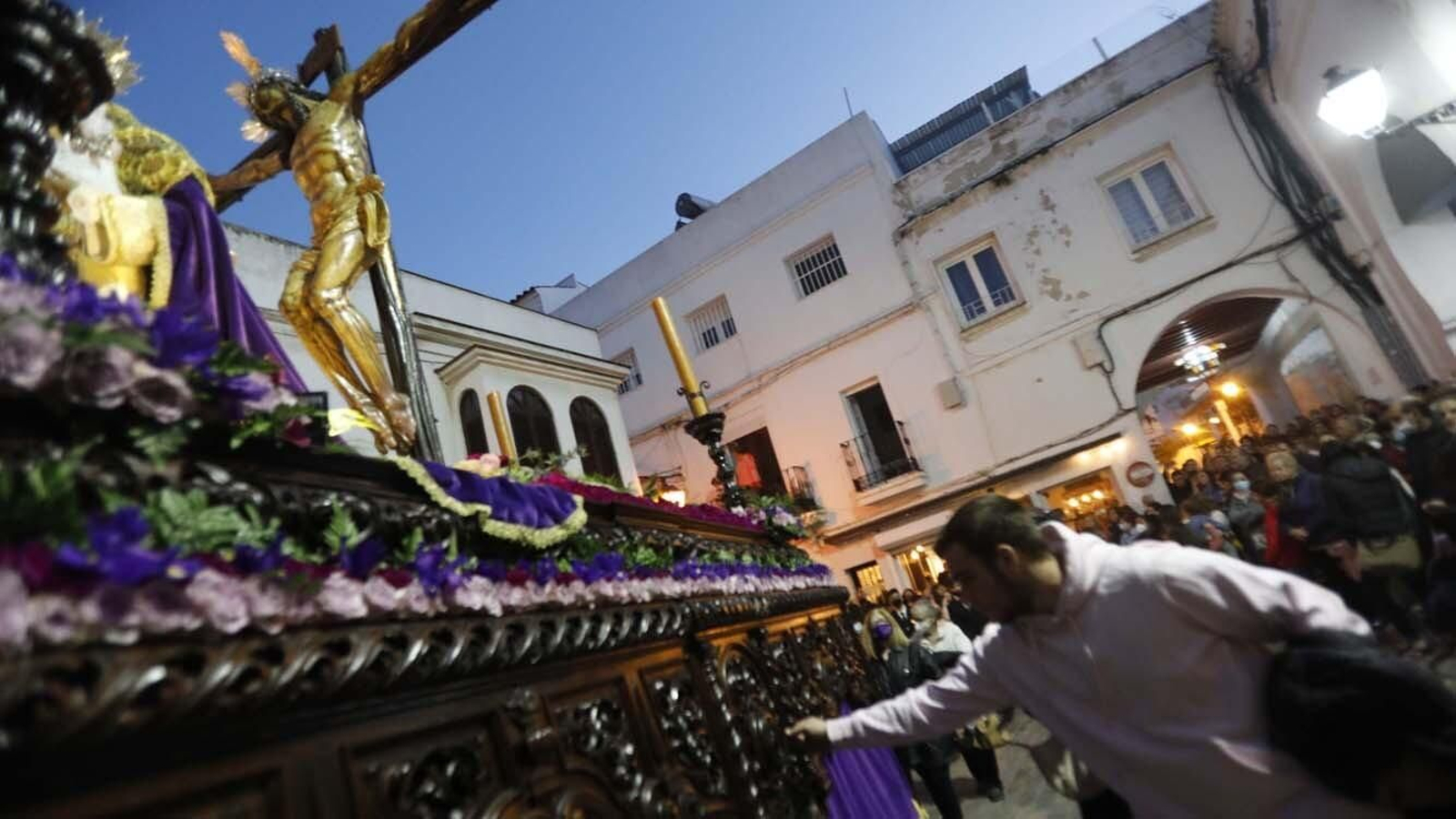 Las imágenes del Miércoles Santo en Tarifa: El Consuelo