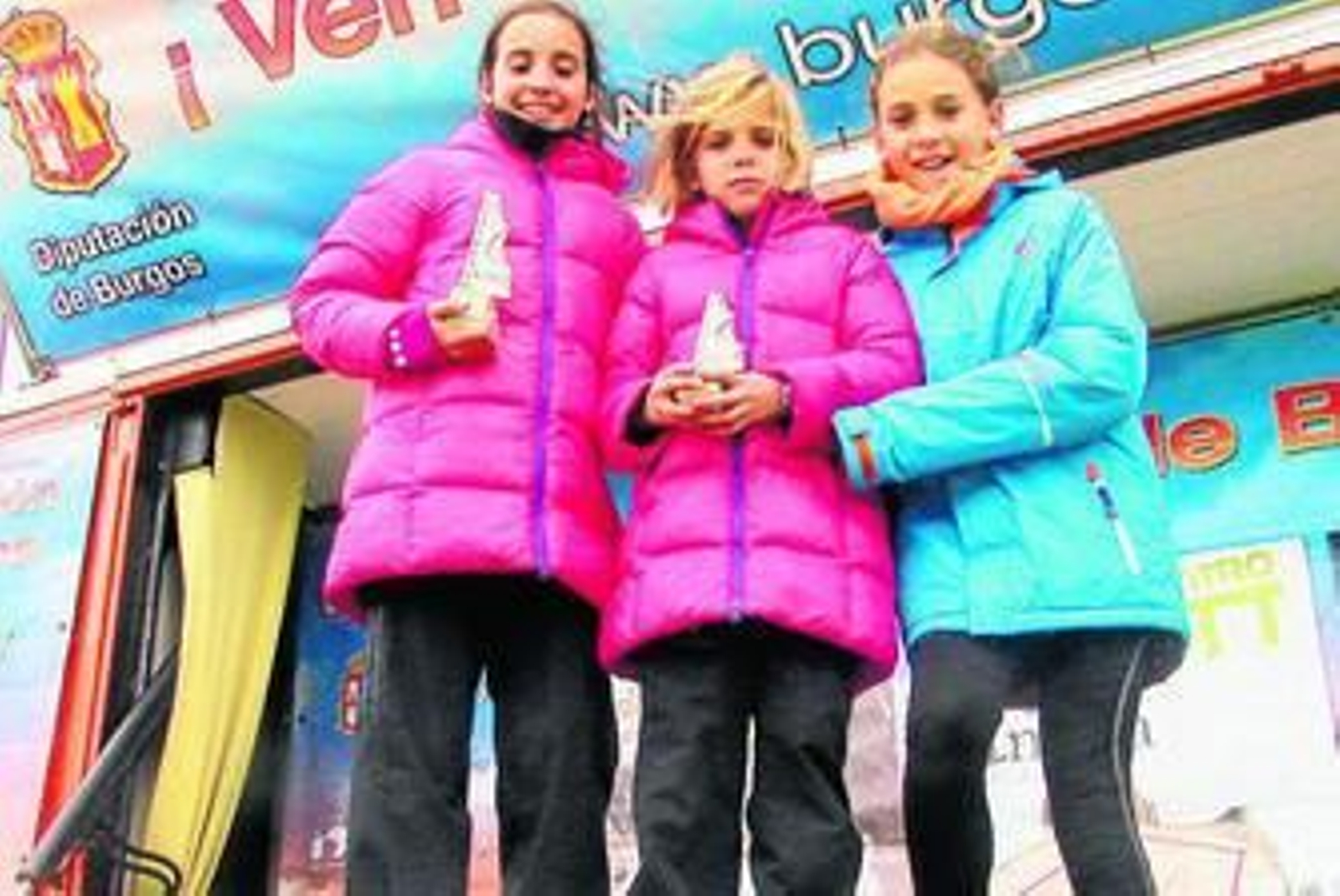 Las tres atletas del CD Iberman, en el podio de Atapuerca.