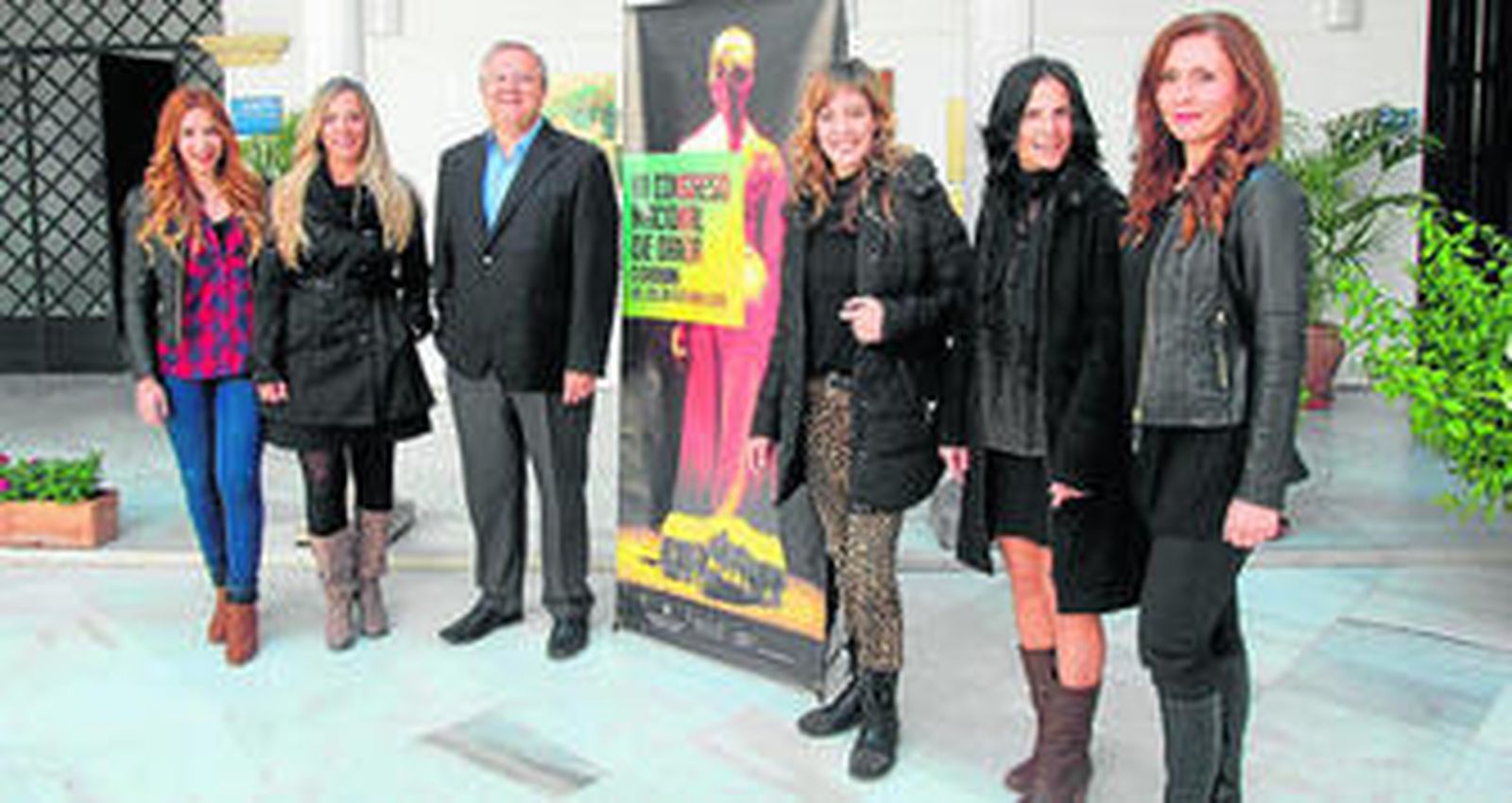 Moreno Calderón, con las integrantes de la comisión organizadora del congreso, en el Palacio de Orive.