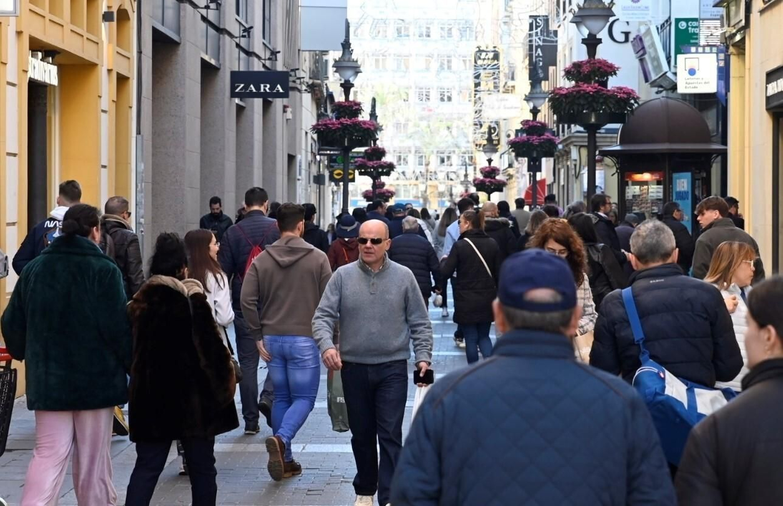 Los cordobeses ultiman las compras antes de Nochebuena, en imágenes