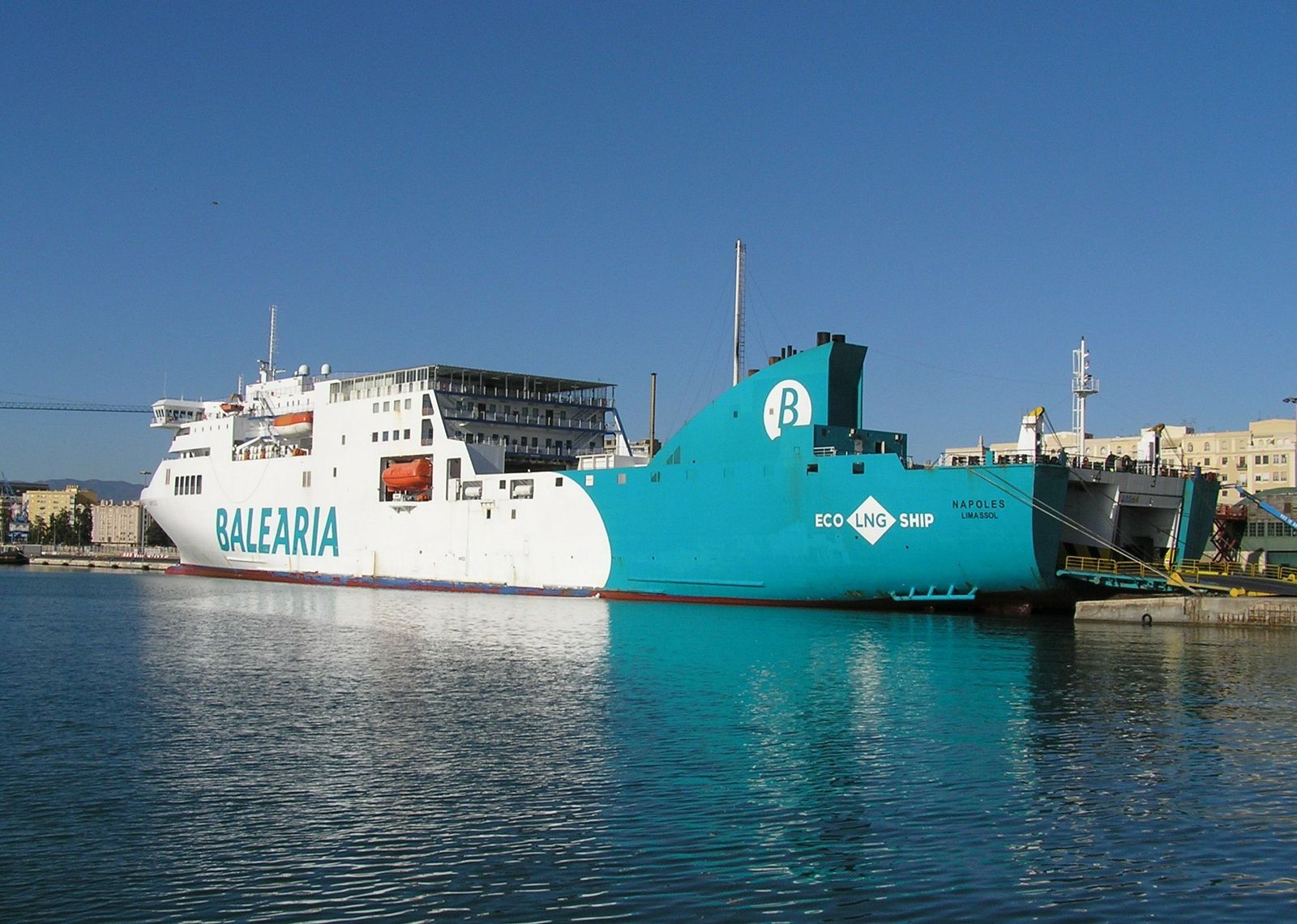 El ferry de Baleària ‘Napoles’, ayer, atracado en el muelle número cuatro del puerto.