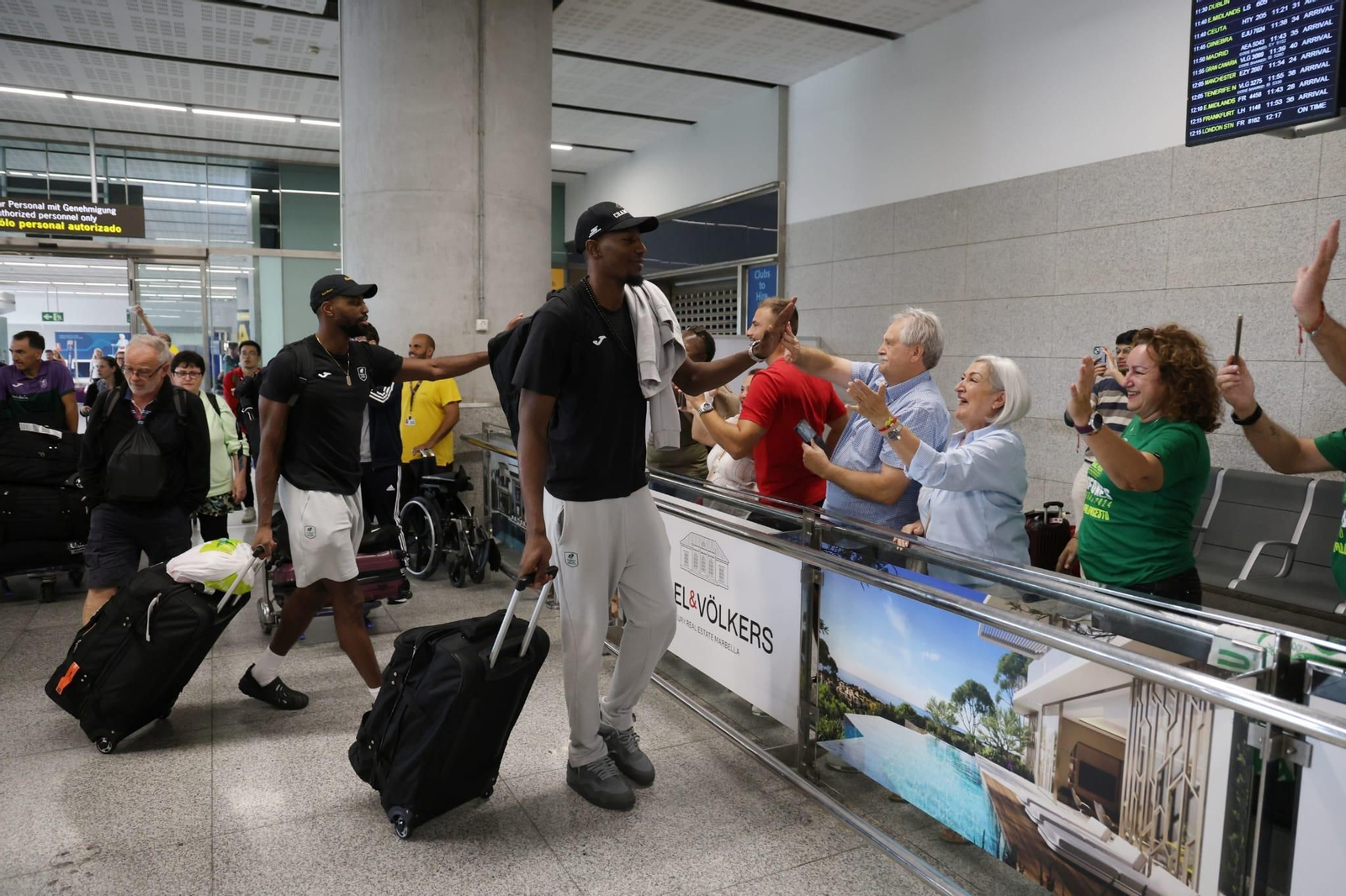 El Unicaja brinda la Intercontinental a un centenar de aficionados en el aeropuerto