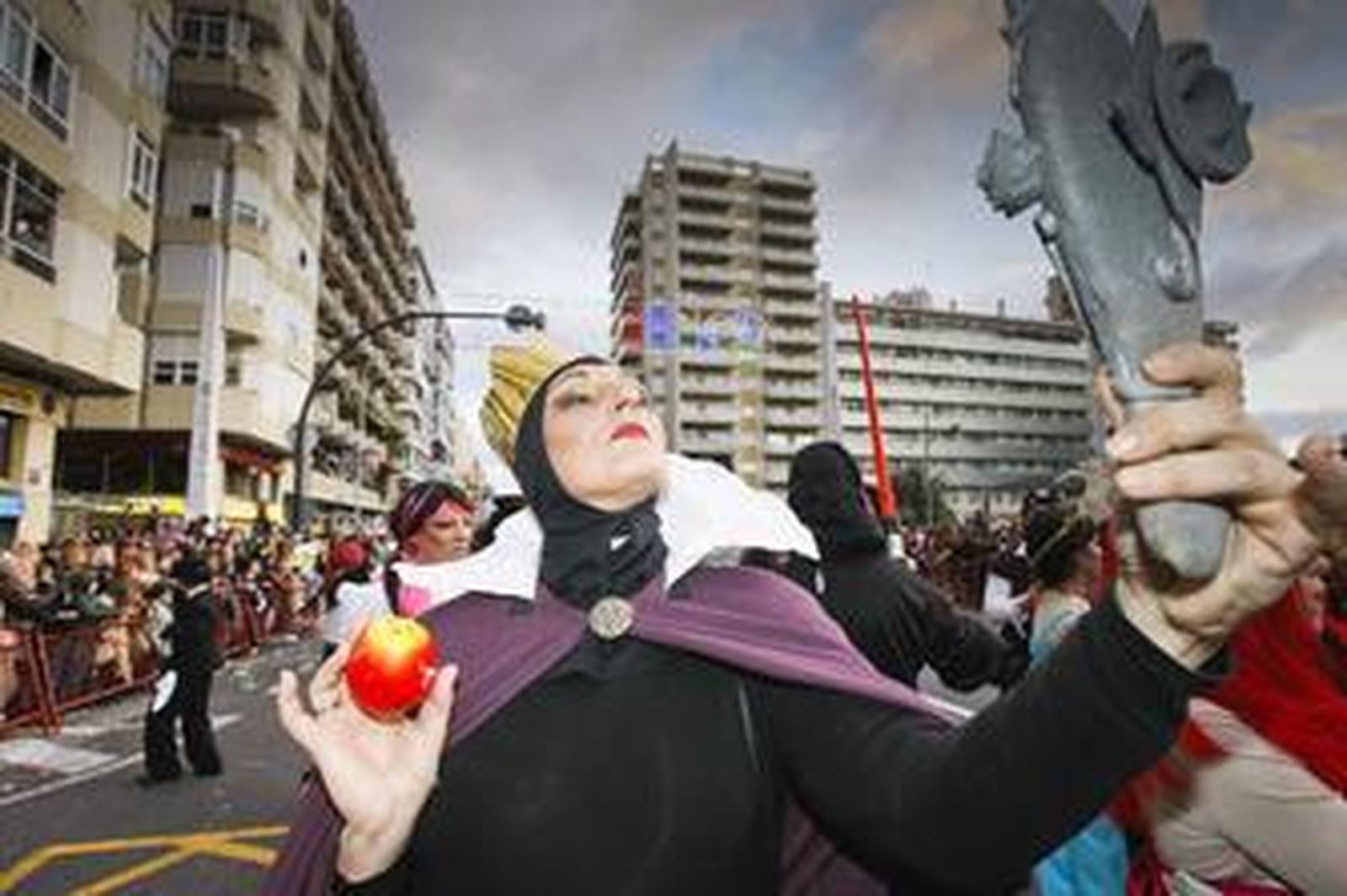 Una figurante en la cabalgata de Carnaval del año pasado. /Julio González