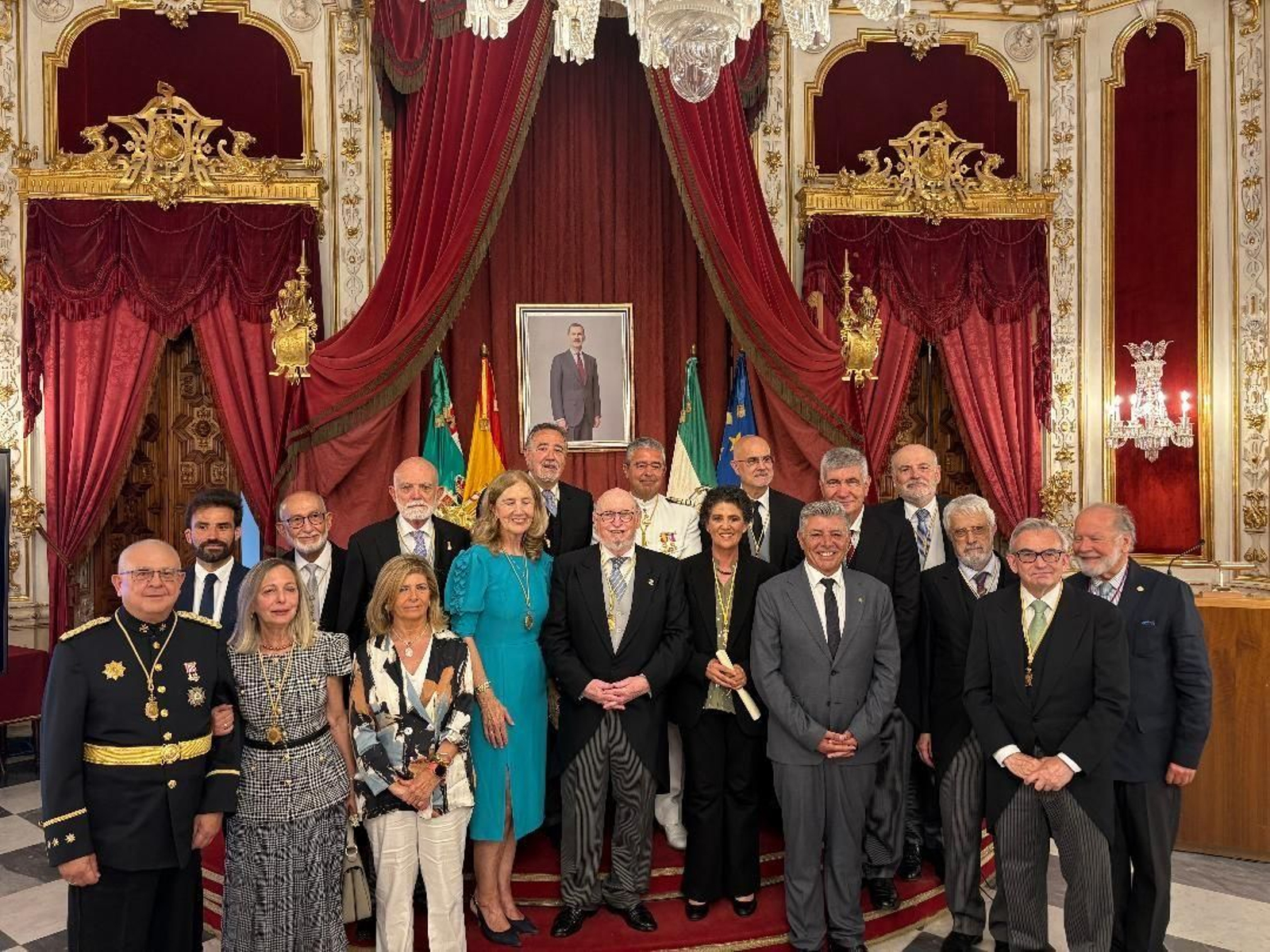 La nueva académica con los miembros de la institución y autoridades tras finalizar la sesión en el Salón Regio de lla Diputación de Cádiz. La nueva académica con los miembros de la institución y autoridades tras finalizar la sesión en el Salón Regio de lla Diputación de Cádiz.