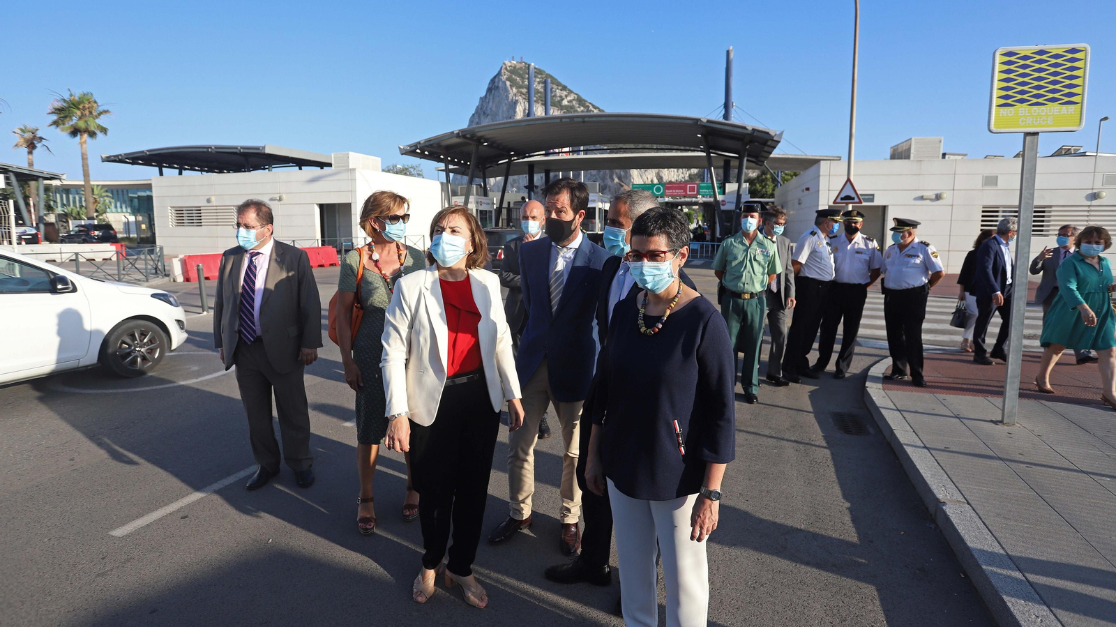 Arancha González Laya, ministra de Exteriores, en la Verja de Gibraltar.