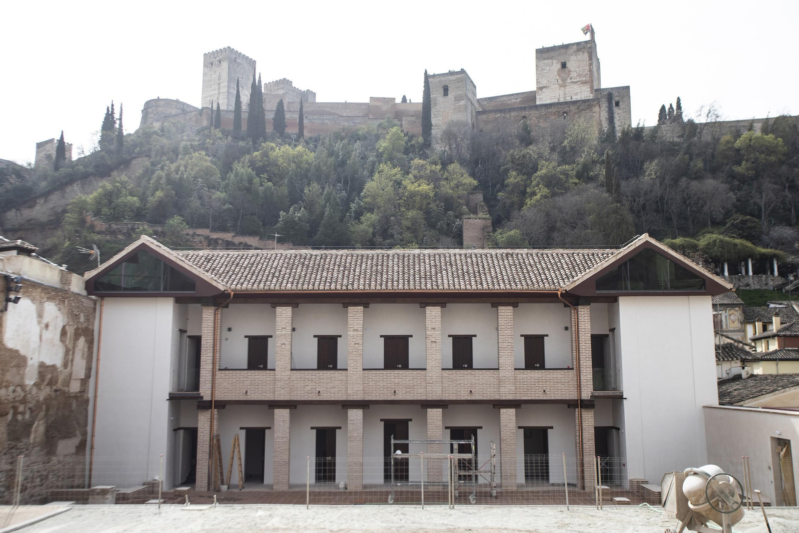 Maristán de Granada: así estaba y así luce ya su pórtico con la reforma