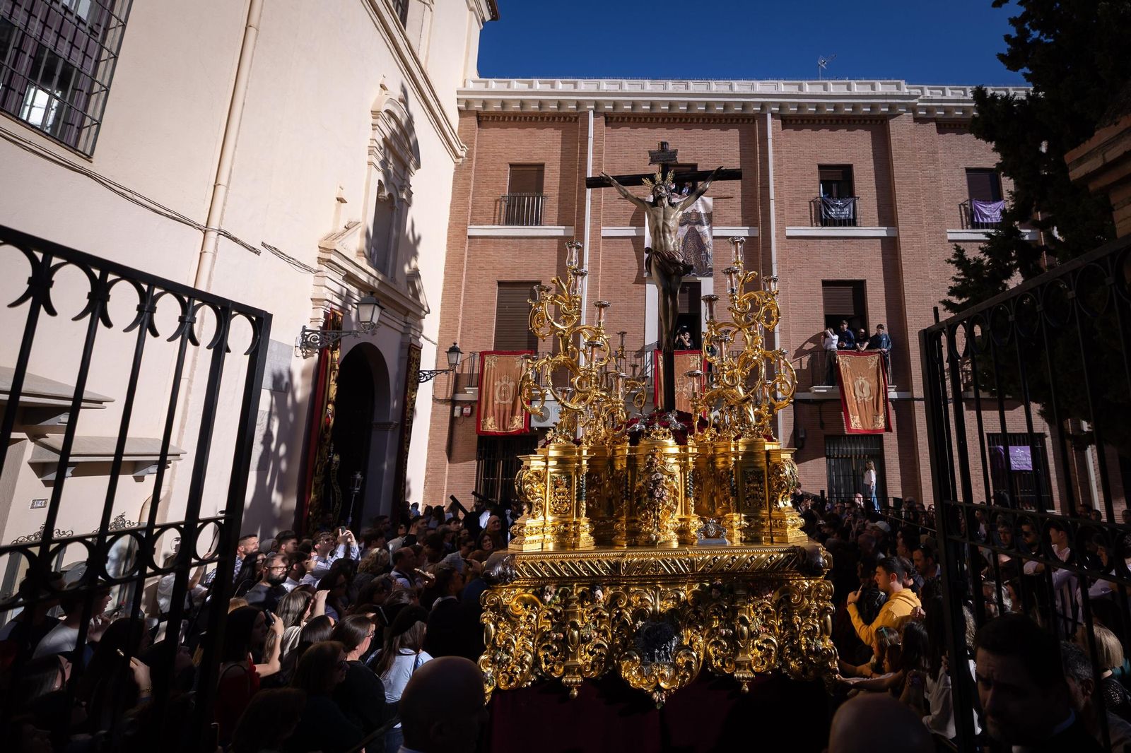 Las mejores fotografías de la salida de la Hermandad de los Escolapios 2025