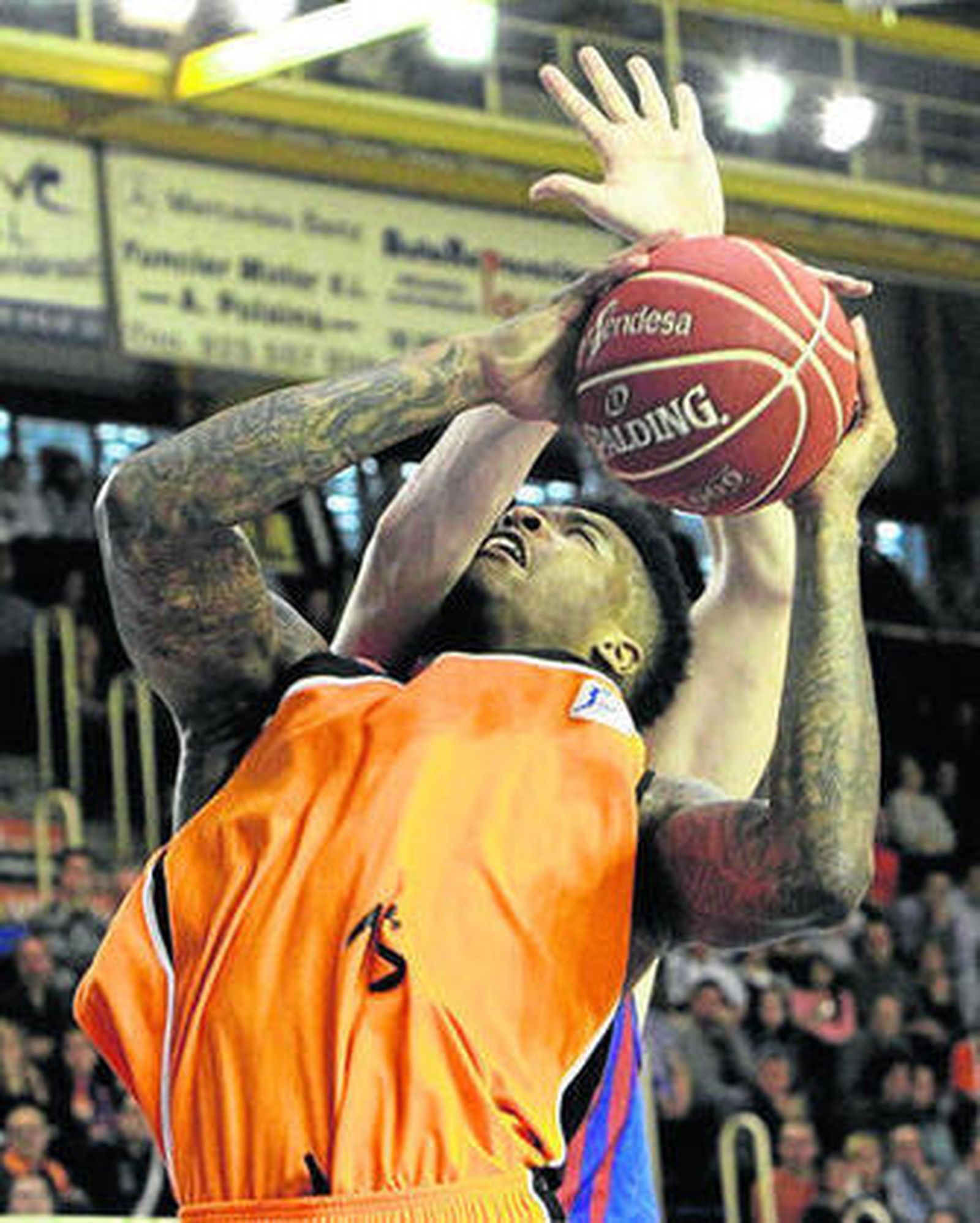 Chuck García intenta subir el balón ante Tomic.