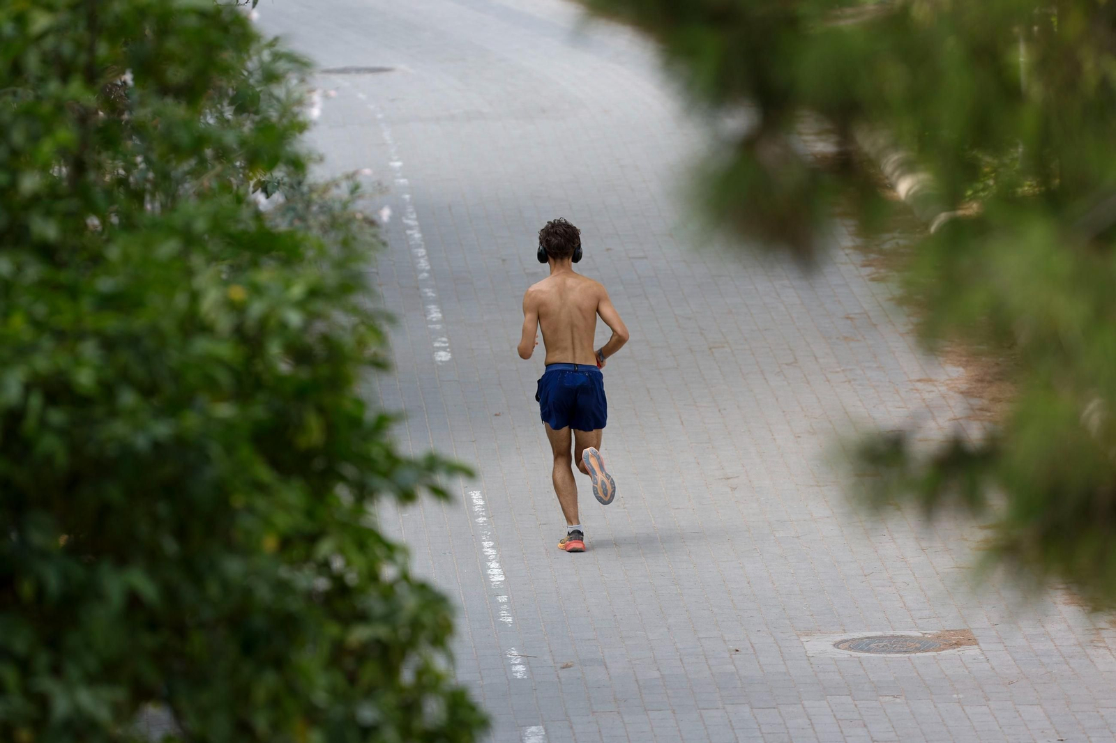 Una persona practicando deporte en la calle al aire libre