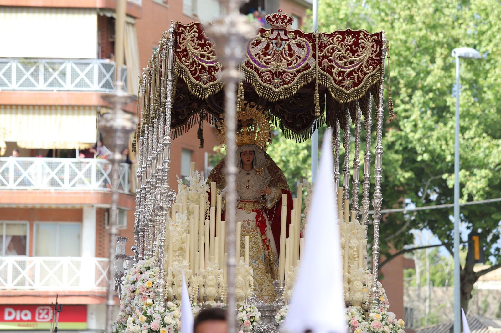 Imágenes del recorrido de la Hermandad del Cristo Cautivo de Huelva