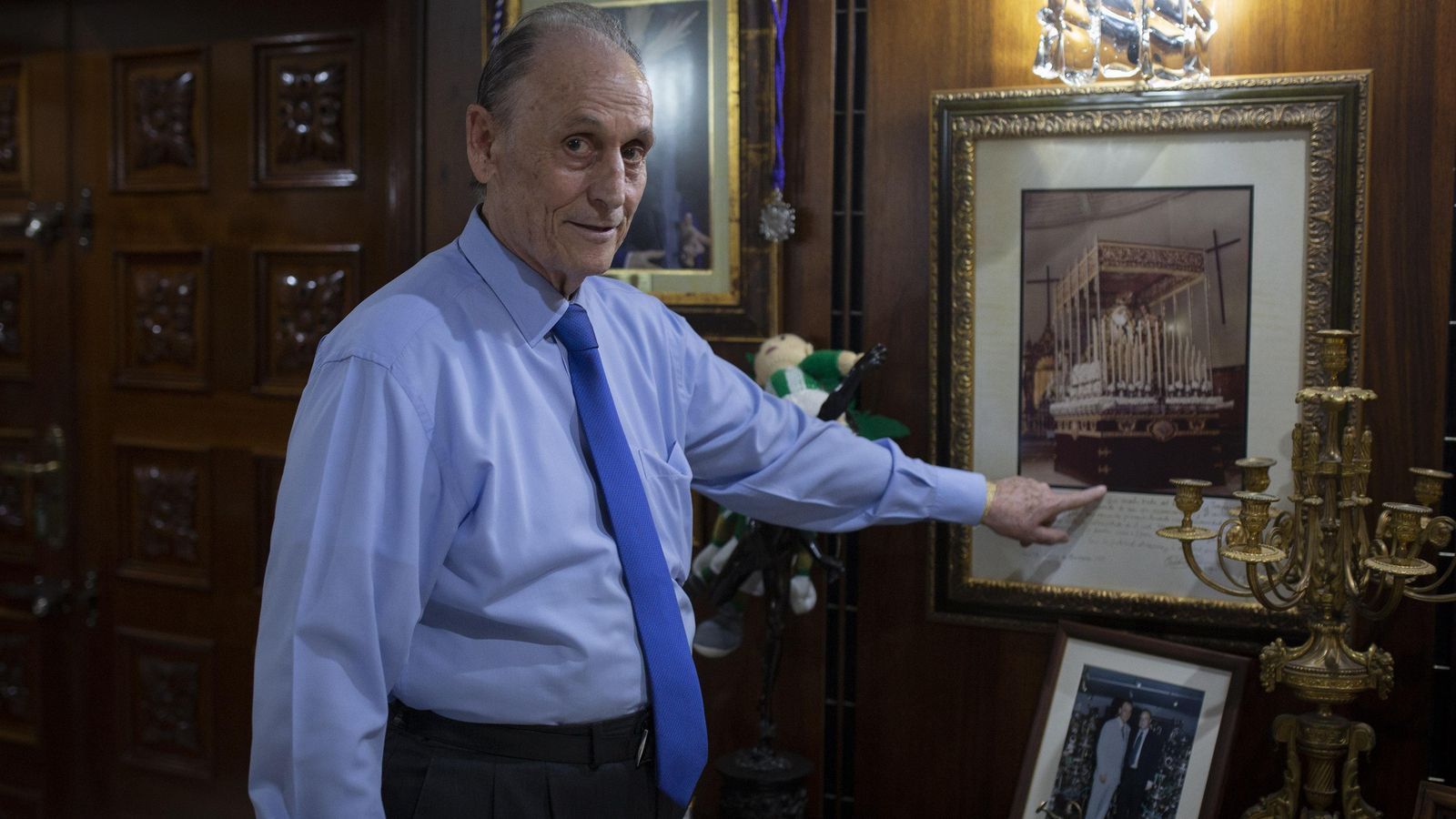 Lopera enseña el cuadro de agradecimiento del Gran Poder.