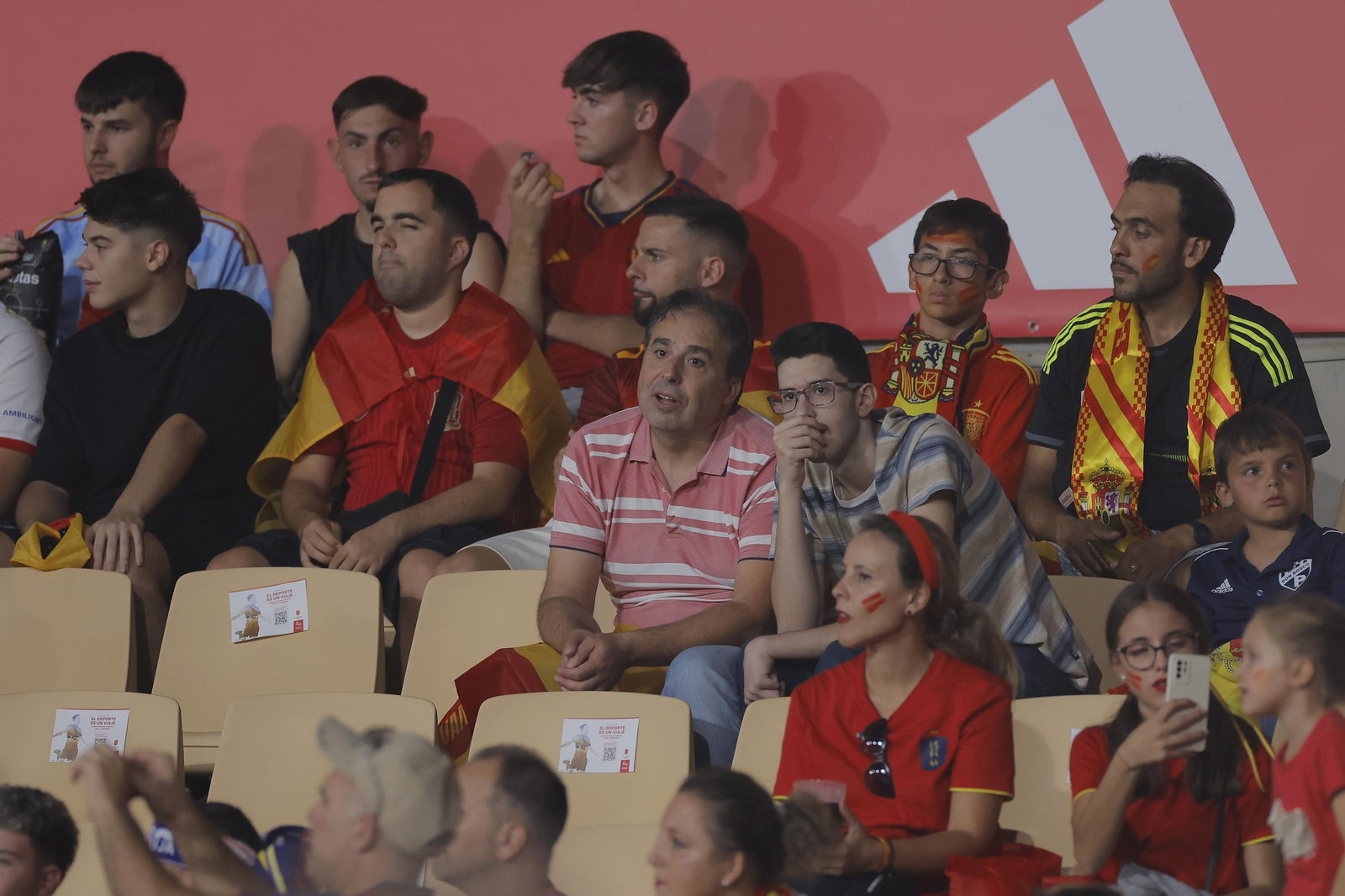 Búscate en las fotos del España-Escocia