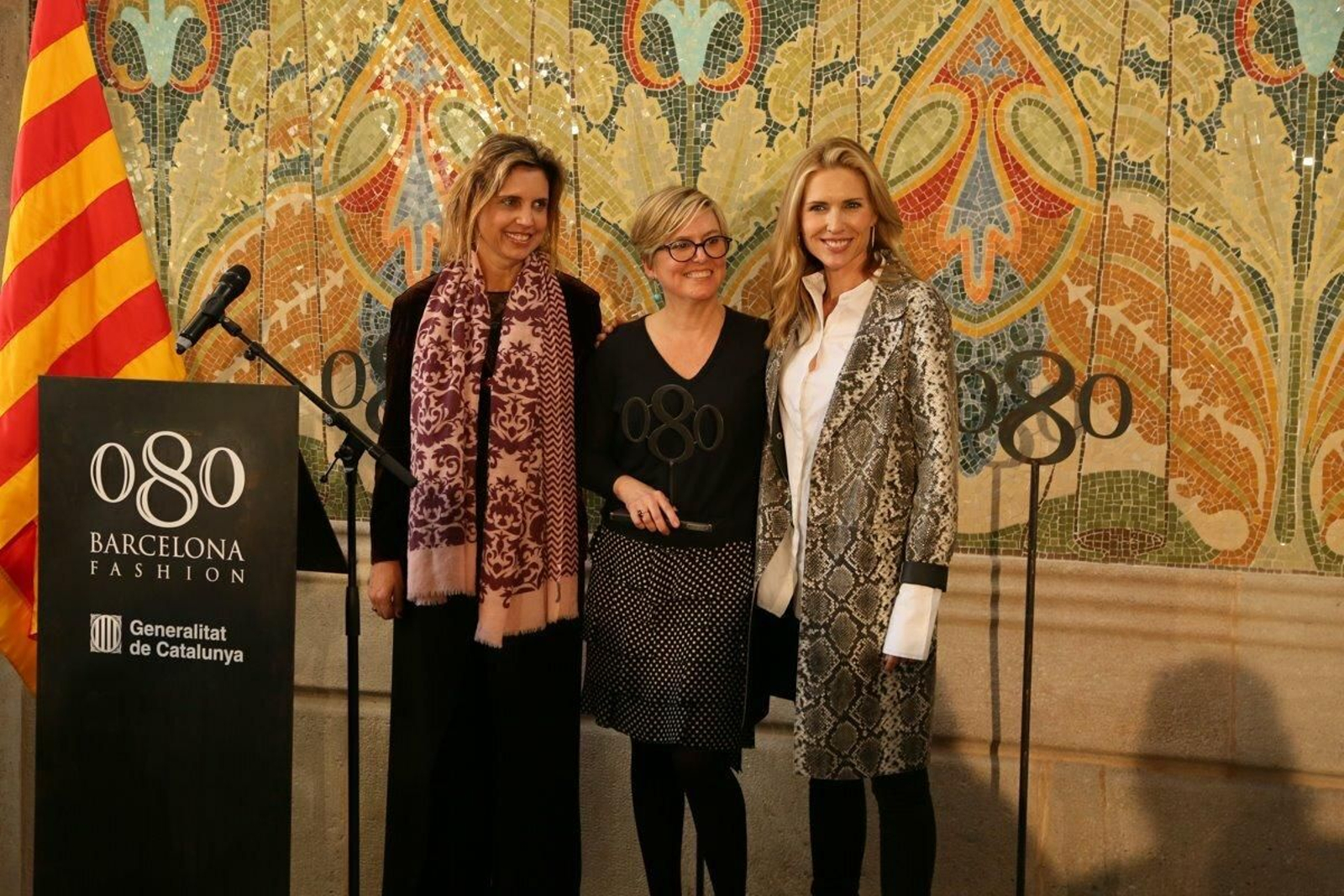 Nuria Sardá (centro) con Judit Mascó (derecha) y otras autoridades, en el homenaje a su padre en la '080'. Nuria Sardá (centro) con Judit Mascó (derecha) y otras autoridades, en el homenaje a su padre en la '080'.