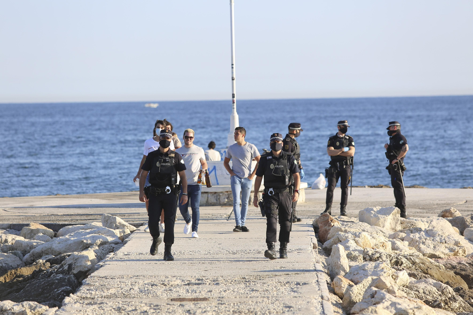 Las fotos del refuerzo policial en Pedregalejo ante su masificación