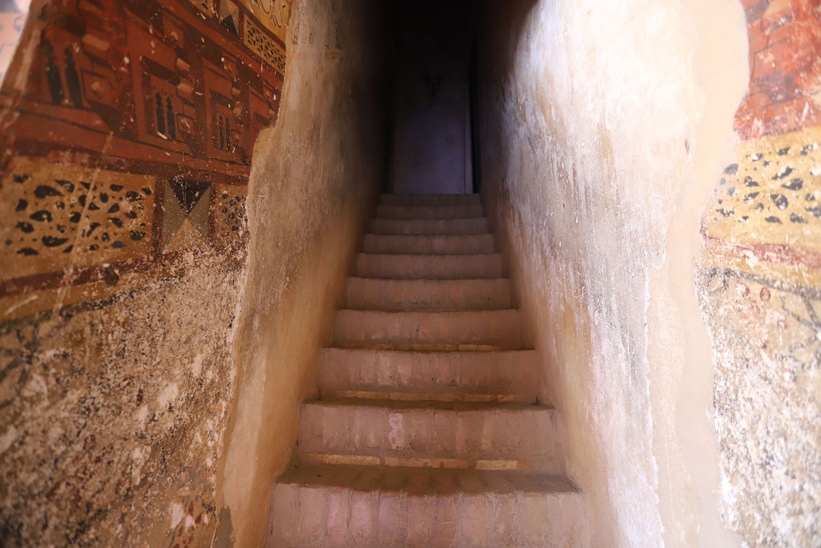 Estado de deterioro en el que se encuentra las pinturas murales del patio mudéjar de La Rábida.