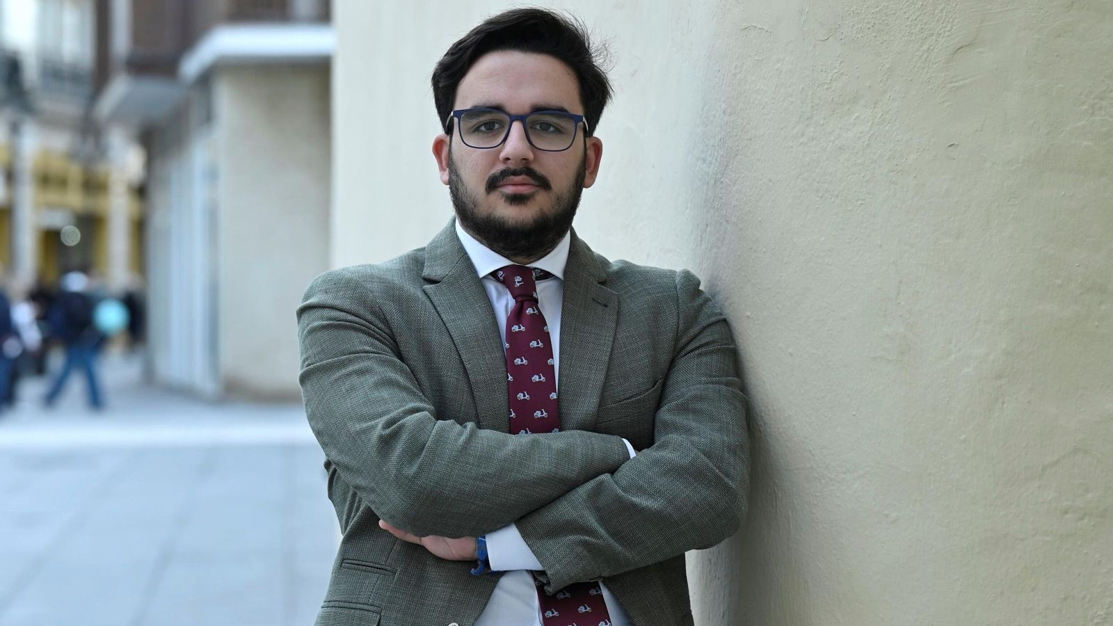 Rafael Medina posa para 'el Día' ante la iglesia de San Nicolás.