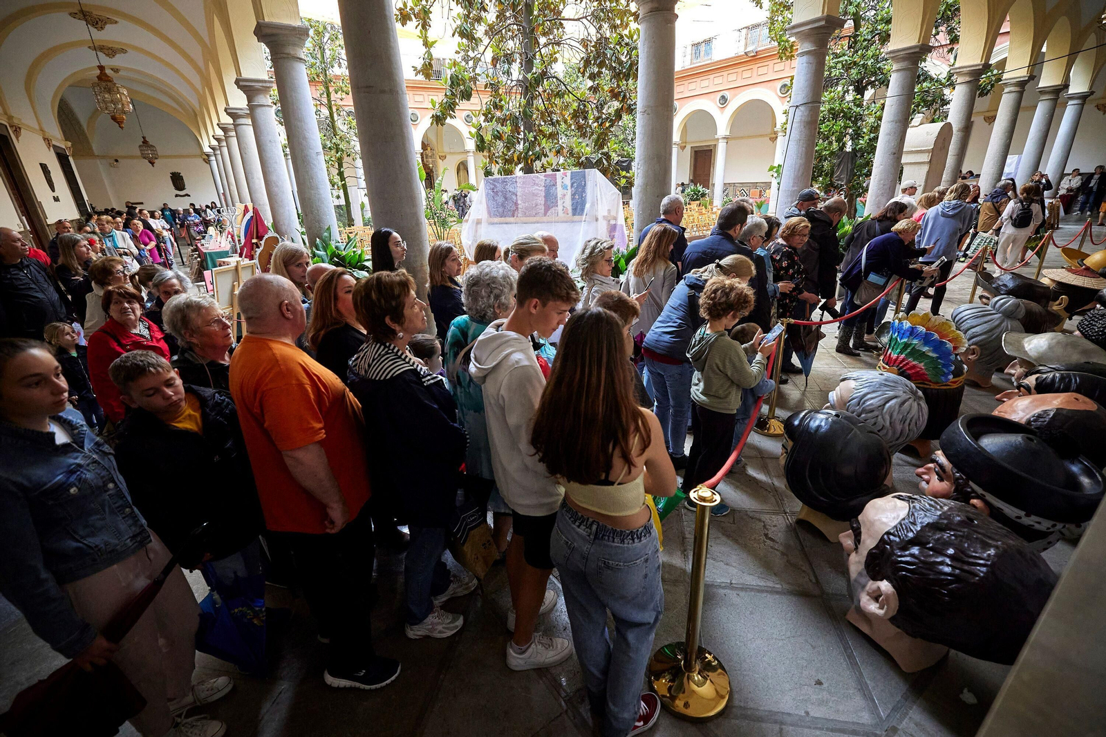 Todas las imágenes de la Tarasca, que no ha podido salir por la lluvia, y el modelo diseñado por María Francés
