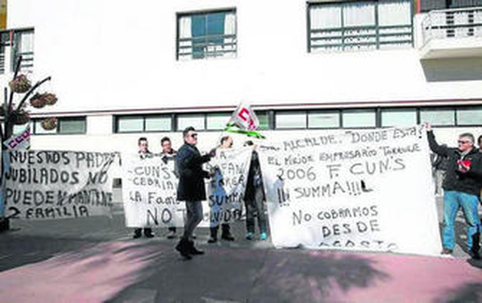 Trabajadores de Summa Hoteles concentrados ayer en el Ayuntamiento.