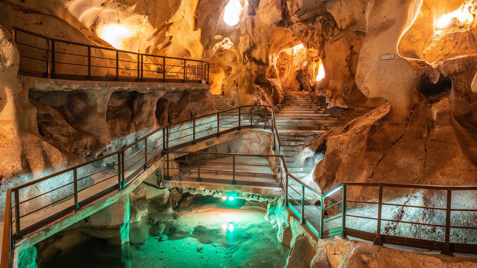 Sala de los lagos de la Cueva del Tesoro Sala de los lagos de la Cueva del Tesoro