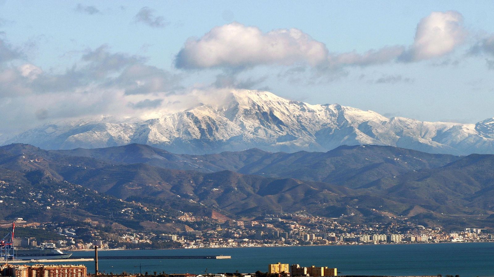 Visas del pico La Maroma con nieve dese Málaga capital. Visas del pico La Maroma con nieve dese Málaga capital.