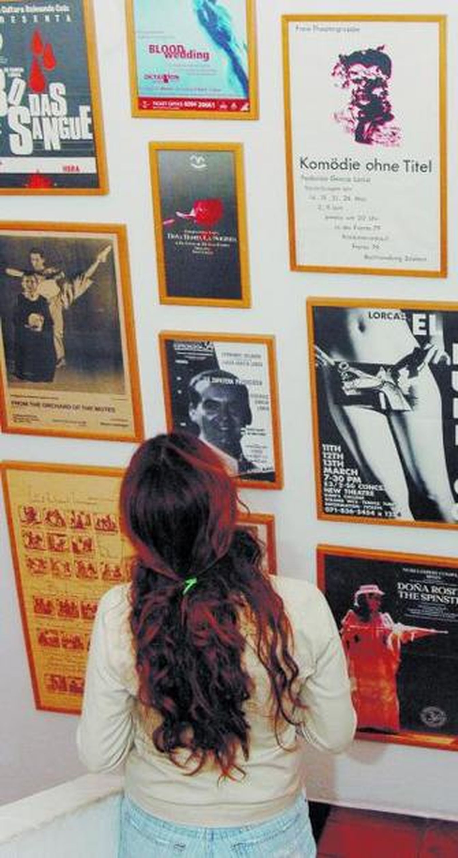 Exposición con carteles de obras de Lorca.