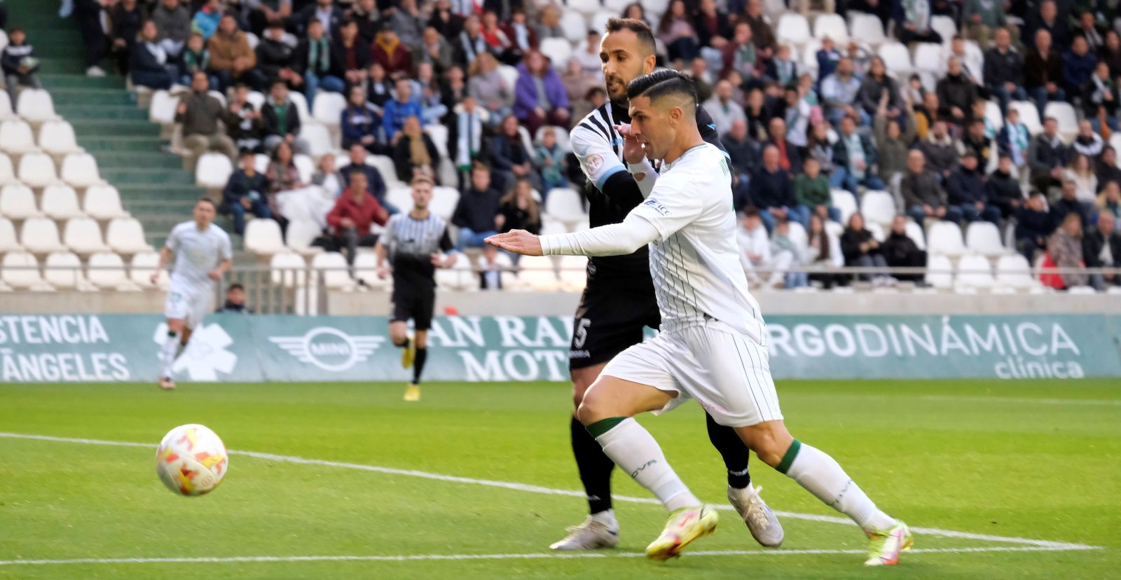 Willy Ledesma disputa el balón con Fran Morante, en la visita de la Balona al Córdoba CF.