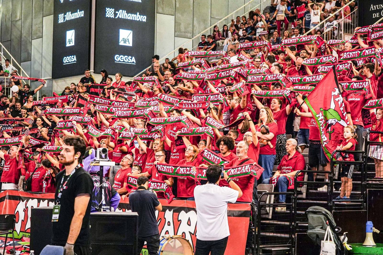 La Peña Frente Nazarí no faltó a su cita en el Palacio de Deportes.