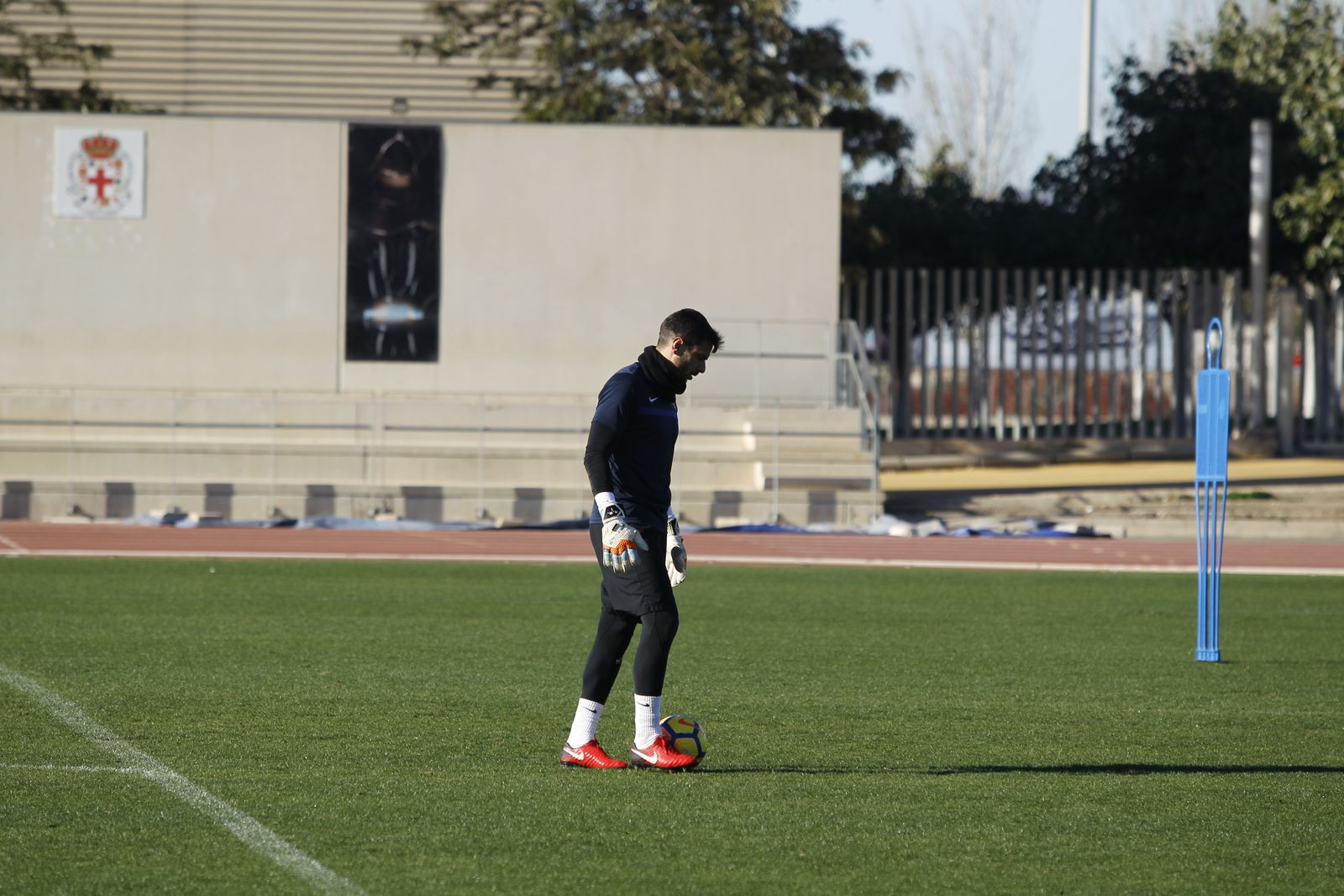 René Román en el anexo con su 'braga' característica para proteger la garganta del frío durante los entrenamientos.